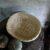 Une corbeille ovale en osier blanc sur un billot de bois, art de la table